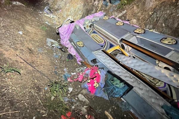 据报道，在普拉钦武里发生的大巴事故造成至少17人死亡